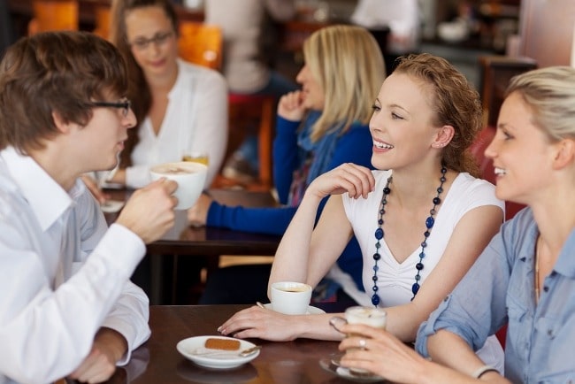 парень с двумя девушками в кафе
